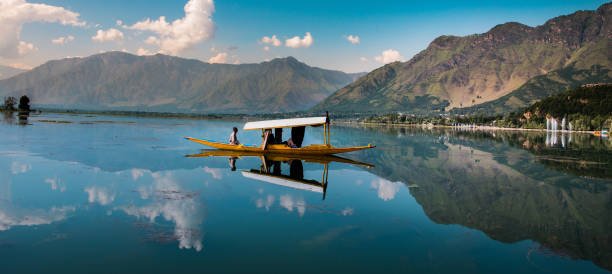 https://media.istockphoto.com/id/1155225100/photo/boat-in-dal-lake.jpg?s=612x612&w=0&k=20&c=jcok_q6iitIAqDLPL9L57WvfUR-9vh5BPf18Fbi7yNQ=