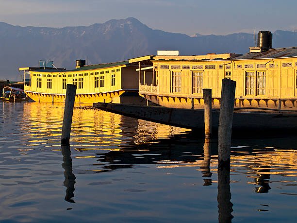 https://media.istockphoto.com/id/148239982/photo/house-boat-on-water-with-mountain-views-in-distance.jpg?s=612x612&w=0&k=20&c=DYhUt4FOjU8dIWg1Y_IZKiaU5rcPro5jTPbJ_b7RPiw=