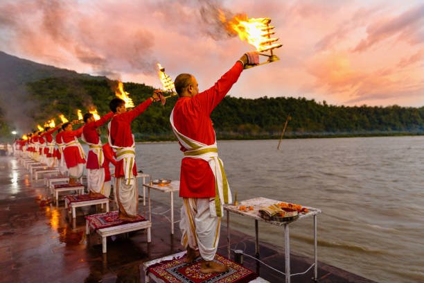 https://media.istockphoto.com/id/1044399860/photo/ganga-arthi-in-the-holy-city-of-rishikesh-in-uttarakhand-india-to-worship-river-ganga-ganges.jpg?s=612x612&w=0&k=20&c=699WoUWUOKCVzRWOG1mT1dMD7kqQWsQ76-37a_ws5BA=